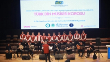 KOCAELİ İLAHİHYAT'TA MEZUNİYET SEVİNCİ