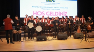 KOCAELİ İLAHİHYAT'TA MEZUNİYET SEVİNCİ