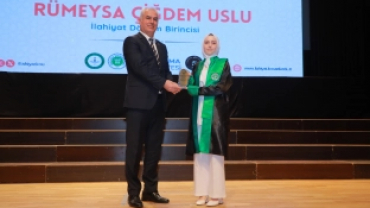KOCAELİ İLAHİHYAT'TA MEZUNİYET SEVİNCİ