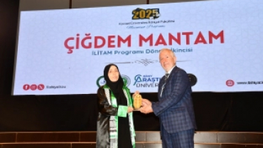 KOCAELİ İLAHİHYAT'TA MEZUNİYET SEVİNCİ