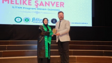 KOCAELİ İLAHİHYAT'TA MEZUNİYET SEVİNCİ