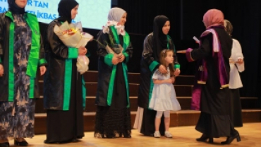 KOCAELİ İLAHİHYAT'TA MEZUNİYET SEVİNCİ
