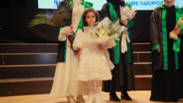 KOCAELİ İLAHİHYAT'TA MEZUNİYET SEVİNCİ