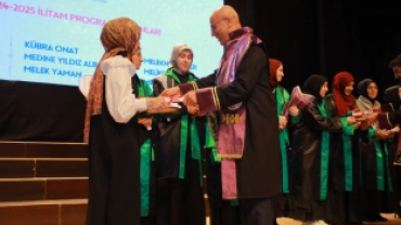 KOCAELİ İLAHİHYAT'TA MEZUNİYET SEVİNCİ
