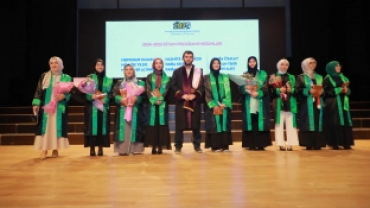KOCAELİ İLAHİHYAT'TA MEZUNİYET SEVİNCİ
