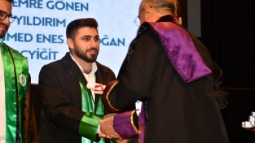 KOCAELİ İLAHİHYAT'TA MEZUNİYET SEVİNCİ