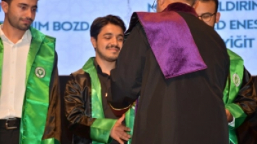KOCAELİ İLAHİHYAT'TA MEZUNİYET SEVİNCİ