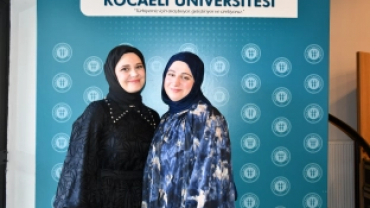 KOCAELİ İLAHİHYAT'TA MEZUNİYET SEVİNCİ