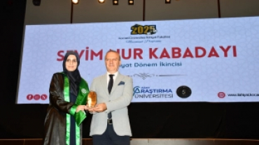 KOCAELİ İLAHİHYAT'TA MEZUNİYET SEVİNCİ