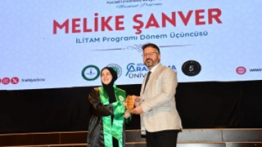 KOCAELİ İLAHİHYAT'TA MEZUNİYET SEVİNCİ