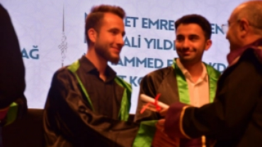 KOCAELİ İLAHİHYAT'TA MEZUNİYET SEVİNCİ