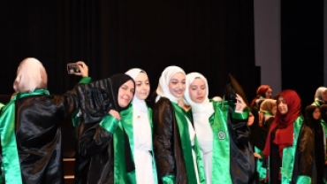 KOCAELİ İLAHİHYAT'TA MEZUNİYET SEVİNCİ