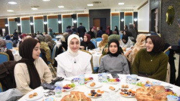 GELENEKSEL İFTAR SOFRASINDA GÖNÜLLER KENETLENDİ