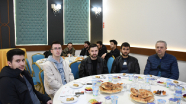 GELENEKSEL İFTAR SOFRASINDA GÖNÜLLER KENETLENDİ