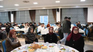 GELENEKSEL İFTAR SOFRASINDA GÖNÜLLER KENETLENDİ