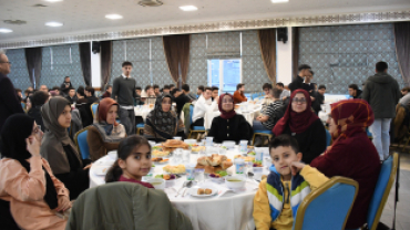 GELENEKSEL İFTAR SOFRASINDA GÖNÜLLER KENETLENDİ