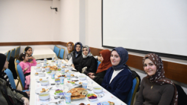 GELENEKSEL İFTAR SOFRASINDA GÖNÜLLER KENETLENDİ